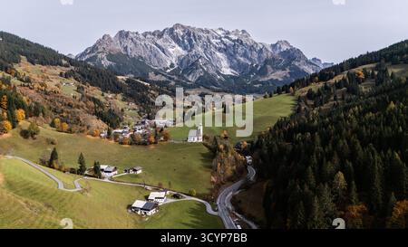 Pfarrkirche Dienten zum HL. Nikolaus im Pinzgau im Salzburger Land am Fuss des Hochkönigs im Herbst 19.10.2025. // Chiesa Parrocchiale di San Nicola a Pinzgau a Salisburgo ai piedi del Hochkönig in autunno 19 ottobre 2025 - 20251019 PD11885 credito: APA-PictureDesk/Alamy Live News Foto Stock