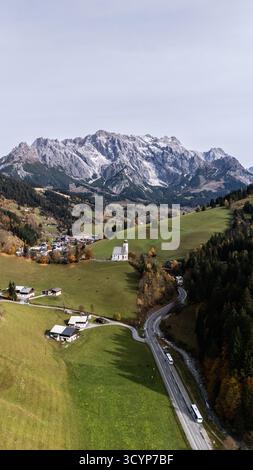 Pfarrkirche Dienten zum HL. Nikolaus im Pinzgau im Salzburger Land am Fuss des Hochkönigs im Herbst 19.10.2025. // Chiesa Parrocchiale di San Nicola a Pinzgau a Salisburgo ai piedi del Hochkönig in autunno 19 ottobre 2025 - 20251019 PD11875 credito: APA-PictureDesk/Alamy Live News Foto Stock