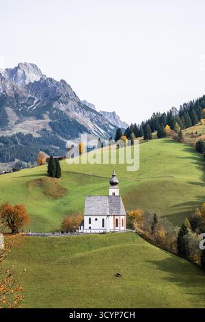 Pfarrkirche Dienten zum HL. Nikolaus im Pinzgau im Salzburger Land am Fuss des Hochkönigs im Herbst 19.10.2025. // Chiesa Parrocchiale di San Nicola a Pinzgau a Salisburgo ai piedi del Hochkönig in autunno 19 ottobre 2025 - 20251019 PD11872 credito: APA-PictureDesk/Alamy Live News Foto Stock