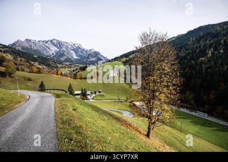 Pfarrkirche Dienten zum HL. Nikolaus im Pinzgau im Salzburger Land am Fuss des Hochkönigs im Herbst 19.10.2025. // Chiesa Parrocchiale di San Nicola a Pinzgau a Salisburgo ai piedi del Hochkönig in autunno 19 ottobre 2025 - 20251019 PD11916 credito: APA-PictureDesk/Alamy Live News Foto Stock