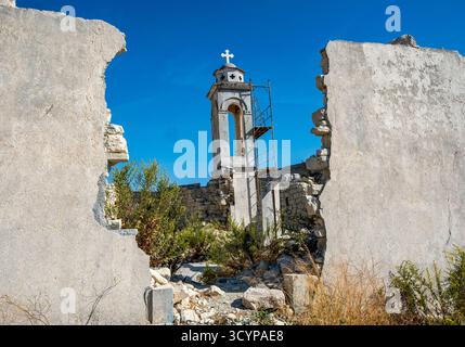 La chiesa in rovina di San Nicola Alassa, che si trova nella valle del Kouris Reservior, distretto di Limassol, Cipro. Foto Stock