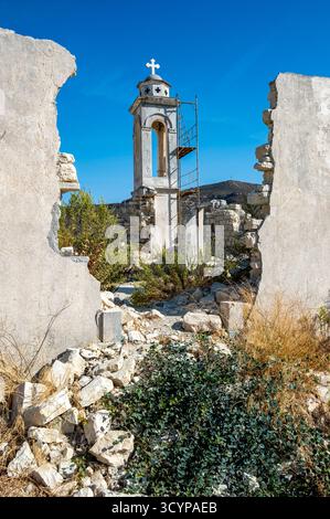 La chiesa in rovina di San Nicola Alassa, che si trova nella valle del Kouris Reservior, distretto di Limassol, Cipro. Foto Stock
