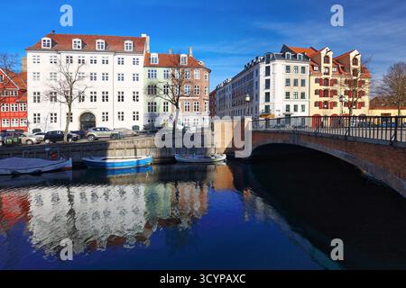 Copenhagen christianshavn Canal con barche nella città vecchia. Famoso luogo turistico in Danimarca con colorati edifici storici. Porto di Nyhavn Foto Stock