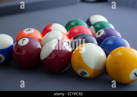 Una vista di un set di palline da piscina su un tavolo da biliardo di feltro blu. Foto Stock