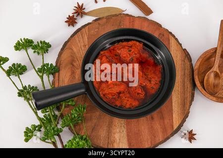 Famosa ricetta di agnello chiamata Mutton Rogan josh o agnello rogan josh, curry indiano di montone preparato con spezie e servito con riso semplice, chapati, roti o b Foto Stock