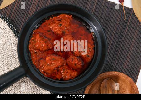 Famosa ricetta di agnello chiamata Mutton Rogan josh o agnello rogan josh, curry indiano di montone preparato con spezie e servito con riso semplice, chapati, roti o b Foto Stock