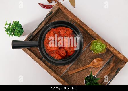 Famosa ricetta di agnello chiamata Mutton Rogan josh o agnello rogan josh, curry indiano di montone preparato con spezie e servito con riso semplice, chapati, roti o b Foto Stock