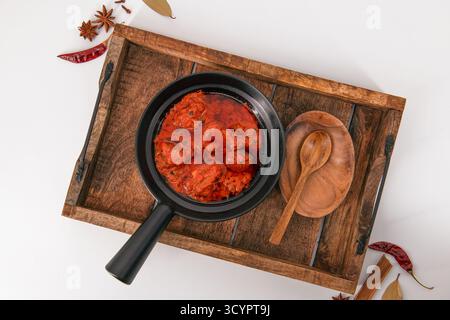 Famosa ricetta di agnello chiamata Mutton Rogan josh o agnello rogan josh, curry indiano di montone preparato con spezie e servito con riso semplice, chapati, roti o b Foto Stock
