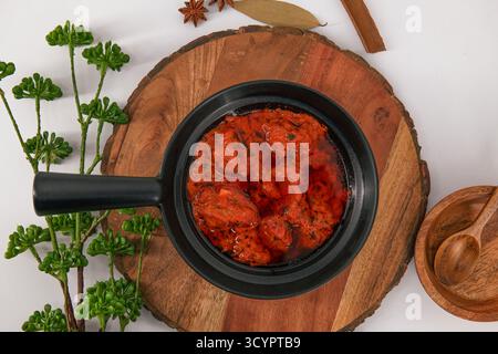Famosa ricetta di agnello chiamata Mutton Rogan josh o agnello rogan josh, curry indiano di montone preparato con spezie e servito con riso semplice, chapati, roti o b Foto Stock