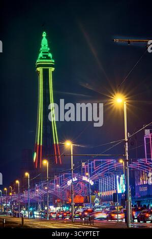 Una vivace e colorata passeggiata di Blackpool durante le illuminazioni annuali Foto Stock