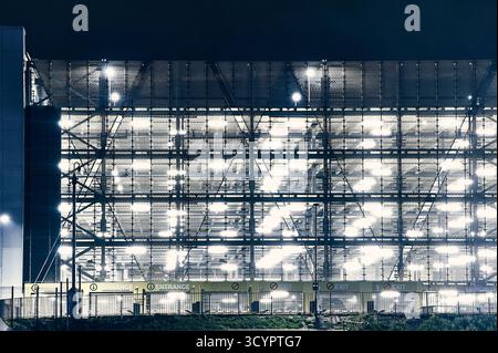 Parcheggio centrale di Blackpool illuminato di notte Foto Stock