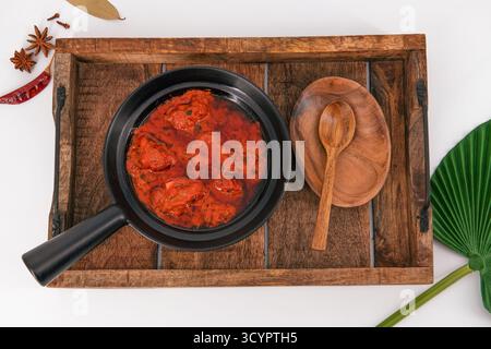 Famosa ricetta di agnello chiamata Mutton Rogan josh o agnello rogan josh, curry indiano di montone preparato con spezie e servito con riso semplice, chapati, roti o b Foto Stock