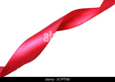 Nastro ritorto satinato rosso isolato su sfondo bianco Foto Stock
