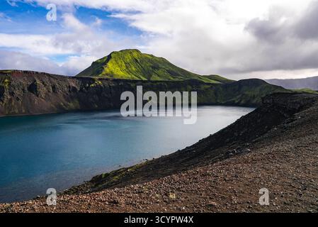 Lago vulcanico e montagna muschiata negli altopiani islandesi Foto Stock