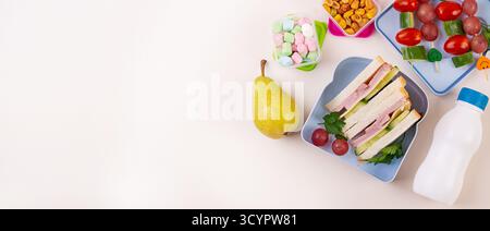 Pranzo al sacco con panino e frutta. Banner Foto Stock