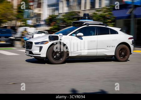 Waymo, selbstfahrende taxi Robotaxis . Waymo ist ein Unternehmen zur Entwicklung von Technologien fuer autonome Fahrzeuge. Waymo setzt die Arbeiten des Projekts Google Driverless Car Googles fahrerloses Auto des Google-Konzerns Fort und wurde im Dezember 2016 als Tochtergesellschaft der aus einer Umstrukturierung von Google hervorgegangenen Alphabet Inc. Gegruendet. San Francisco , 07.10.2025. San Francisco USA *** Waymo, cabine a guida autonoma Robotaxis Waymo è una società di sviluppo tecnologico di veicoli autonomi Waymo continua il lavoro del proje auto senza conducente Google Driverless Car Googles Foto Stock