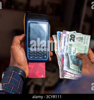 POS POS e banconote nigeriane in contanti Foto Stock