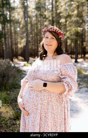 Foto di maternità di famiglia in una foresta Foto Stock