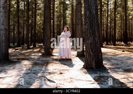 Foto di maternità in una foresta Foto Stock