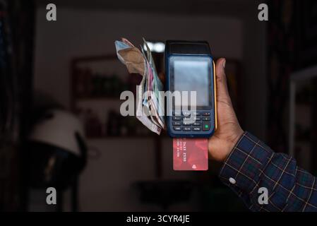 POS POS e banconote nigeriane in contanti Foto Stock