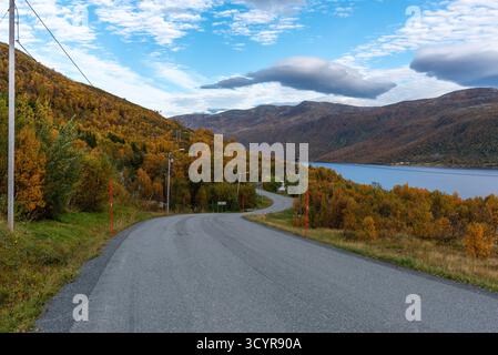 Splendidi colori autunnali lungo la via di Kaldfjorden su Kvaløya nel comune di Tromsø, Norvegia Foto Stock