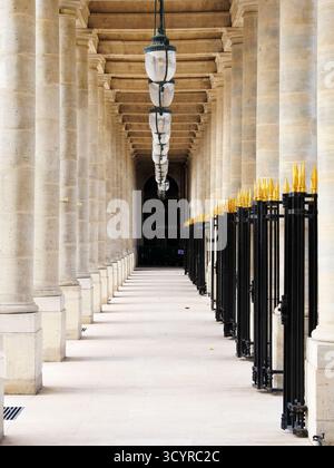 Colonnato tra il cortile e il giardino del Palais Royal a Parigi in Francia Foto Stock