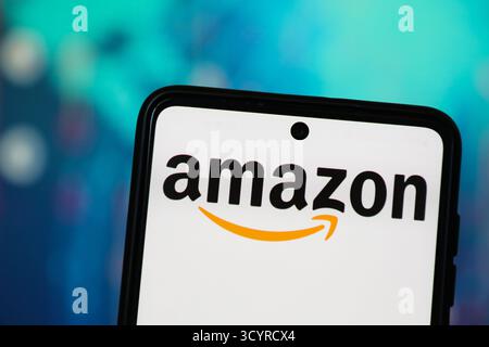 In questa immagine, il logo Amazon viene visualizzato sullo schermo di uno smartphone. Foto Stock