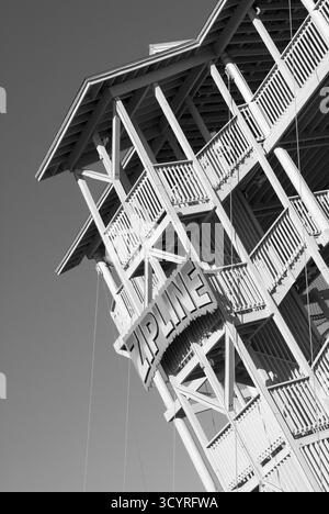 Zipline Adventures a Myrtle Beach, South Carolina, Stati Uniti. Questa attrazione per famiglie si trova sul sito dell'ex Myrtle Beach Pavilion. Foto Stock