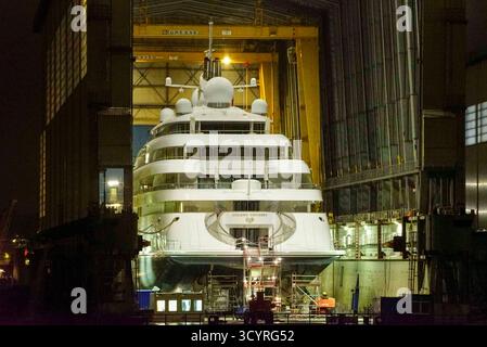 Cntv/Golden Odyssey- Die Luxusyacht liegt im Drockendock bei Blohm und Voss 08.10.2025 Hamburg Das Schiff wird vermutlich gewartet Die Golden Odyssey ist eine Megayacht, welche eine Länge von 123 metern Hat und fuer 150 Millionen Euro an East Thrive Peace Limited verkauzft wurde Hamburg Deutschland ** 2025 che ha una lunghezza di 123 metri ed è stato venduto a East Thrive Peace Limited per 150 milioni di euro Amburgo Germania Foto Stock