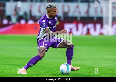 Dodo Domilson Cordeiro dos Santos dell'ACF Fiorentina visto in azione durante la partita di serie A 2025/26 tra l'AC Milan e l'ACF Fiorentina allo Stadio San Siro di Milano Foto Stock