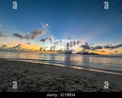 Vivace tramonto o alba sull'Oceano Indiano da a la Digue Beach, Seychelles Foto Stock