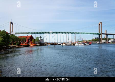 Ponte sospeso di Alvsborg sul fiume Gota che collega l'isola di Hisingen con la terraferma nei pressi di Eriksberg e dell'area di Majorna a Goteborg, Svezia, summe soleggiato Foto Stock