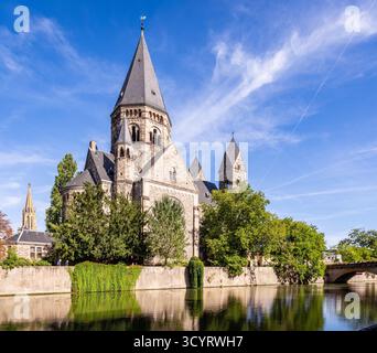 Vista del Tempio Neuf a Metz, in Francia, una chiesa protestante sull'isola Petit-Saulcy, con il campanile del Tempio Garnison in lontananza. Foto Stock