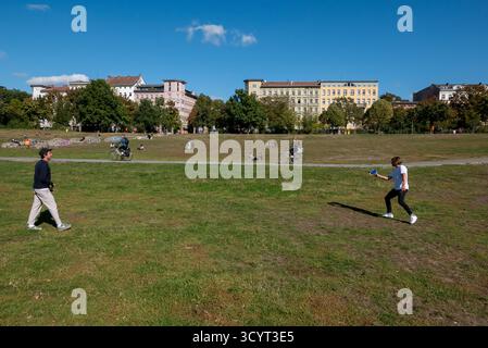 29.09.2018, Germania, Berlino, Berlino - Parco Gˆrlitzer nel quartiere Kreuzberg, due giovani che giocano una specie di Beach tennis. 00A180929D015CAROEX.JPG Foto Stock