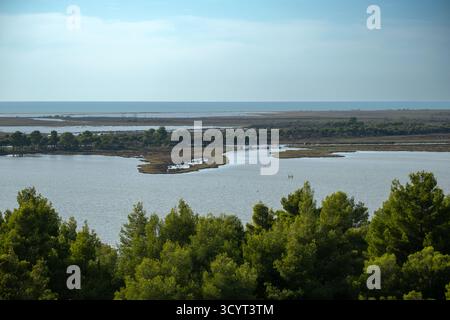 22.09.2024, Albania, Divjaka, Divjaka - Vista della laguna (acqua salata e dolce alla foce di un fiume) nel Parco Nazionale Divjaka-Karavasta sull'Adriatico Foto Stock
