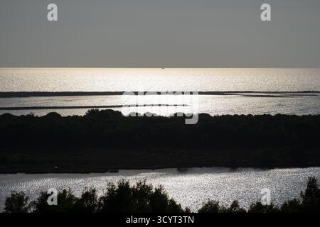 22.09.2024, Albania, Divjaka, Divjaka - Vista della laguna (acqua salata e dolce alla foce di un fiume) nel Parco Nazionale Divjaka-Karavasta sull'Adriatico Foto Stock