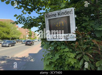09.05.2025, Germania, Brema, Brema - segnale di avvertimento invita i conducenti a osservare un limite di velocità di 30 km/h nell'interesse dei bambini. 00A250509D039CAROEX Foto Stock
