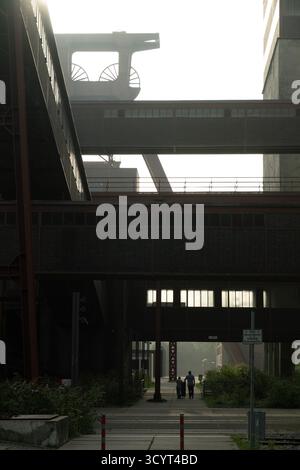 15.08.2025, Germania, Renania settentrionale-Vestfalia, Essen - torre di trasporto dell'albero XII, simbolo dell'ex miniera di carbone Zollverein, ora patrimonio mondiale dell'UNESCO Foto Stock
