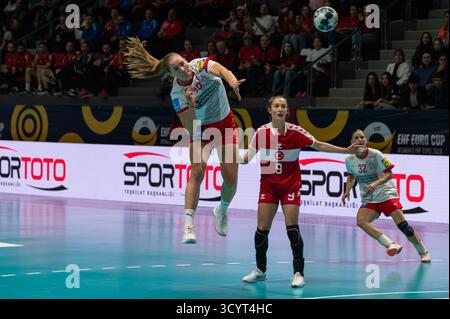 ANKARA, TURCHIA, 19 ottobre 2025; Turchia gioca per la EHF Euro 2026 femminile contro la Danimarca. Foto Stock