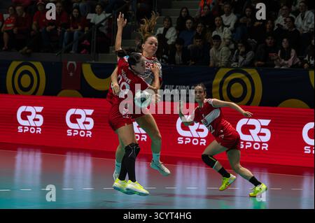 ANKARA, TURCHIA, 19 ottobre 2025; Turchia gioca per la EHF Euro 2026 femminile contro la Danimarca. Foto Stock