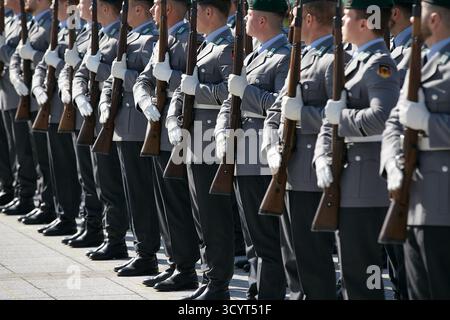 02.10.2025, Germania, Berlino, Berlino - i soldati del battaglione di guardia stanno in formazione sul campo da parata del Ministero federale della difesa per Foto Stock