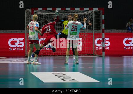 ANKARA, TURCHIA, 19 ottobre 2025; Turchia gioca per la EHF Euro 2026 femminile contro la Danimarca. Foto Stock