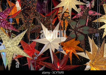 13.12.2024, Germania, Renania settentrionale-Vestfalia, Bad Salzuflen - le puntate luminose sono messe in vendita. 00S241213D893CAROEX.JPG [VERSIONE MODELLO: NON APPL Foto Stock