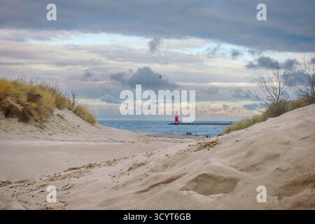 10.01.2025, Germania, Meclemburgo-Pomerania occidentale, Warnemuende - Vista del faro sul molo orientale. 00S250110D963CAROEX.JPG [VERSIONE MODELLO: Foto Stock