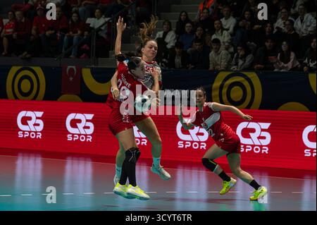 ANKARA, TURCHIA, 19 ottobre 2025; Turchia gioca per la EHF Euro 2026 femminile contro la Danimarca. Foto Stock