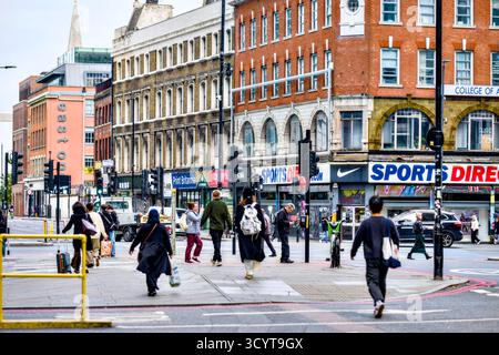 Street Scene, Whitechapel High Street, Borough of Tower Hamlets, Londra, Inghilterra, Regno Unito Foto Stock