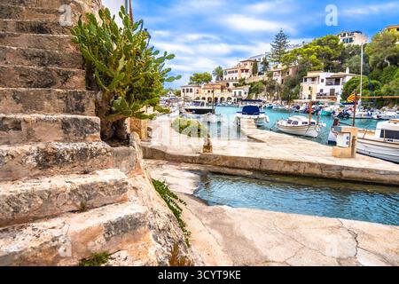 Porto panoramico dei pescatori nel villaggio di Port de Cala Figuera. Isola di Maiorca. Isole Baleari della Spagna. Foto Stock