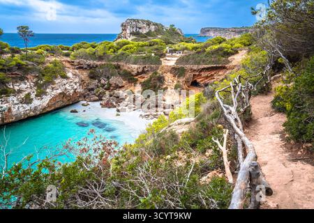 Vista panoramica sulla spiaggia di Calo del Moro, sull'isola di Maiorca, sulle isole Baleari della Spagna Foto Stock