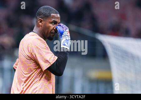 Milano, Italia. 19 ottobre 2025. Mike Maignan dell'AC Milan reagisce durante la partita di serie A 2025/26 tra AC Milan e ACF Fiorentina allo Stadio San Siro di Milano crediti: dpa/Alamy Live News Foto Stock