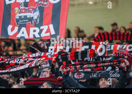Milano, Italia. 19 ottobre 2025. Tifosi dell'AC Milan visti durante la partita di calcio di serie A 2025/26 tra l'AC Milan e l'ACF Fiorentina allo Stadio San Siro di Milano crediti: dpa/Alamy Live News Foto Stock